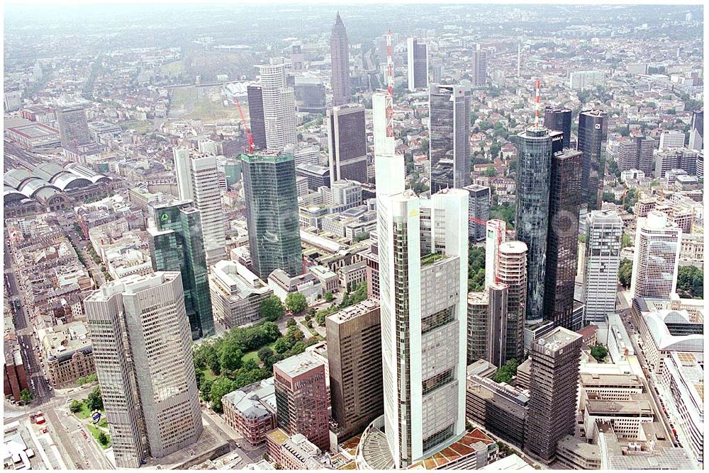 Aerial image Frankfurt am Main - 25.07.2004 Blick auf Hochhäuser in Frankfurt -Bankenviertel- Insbesondere die Deutschen Großbanken haben sich in den 90er Jahren teils beeindruckende Hochhäuser errichten lassen. In keiner an deren deutschen Stadt ist die Dichte von Hochäusern so hoch wie in Frankfurt. Das Bankenviertel erstreckt sich in der Gegend rund um die Stadtteile Innenstadt, Bahnhofsviertel und Westend.