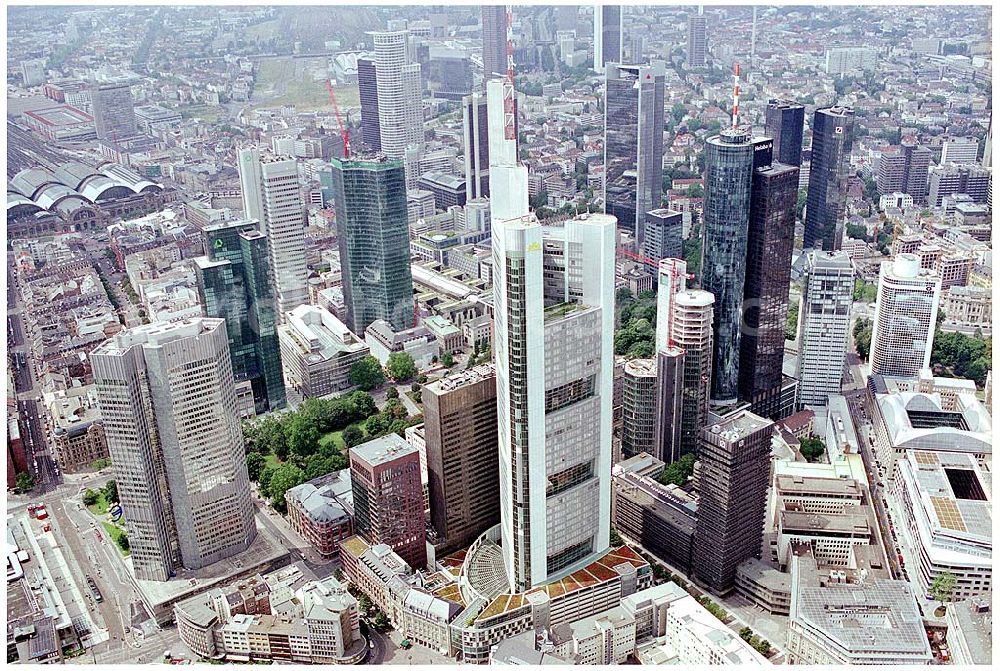 Aerial photograph Frankfurt am Main - 25.07.2004 Blick auf Hochhäuser in Frankfurt -Bankenviertel- Insbesondere die Deutschen Großbanken haben sich in den 90er Jahren teils beeindruckende Hochhäuser errichten lassen. In keiner an deren deutschen Stadt ist die Dichte von Hochäusern so hoch wie in Frankfurt. Das Bankenviertel erstreckt sich in der Gegend rund um die Stadtteile Innenstadt, Bahnhofsviertel und Westend.