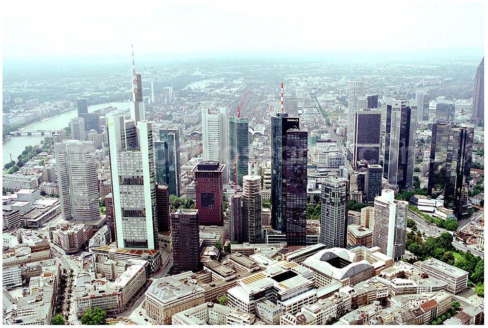 Frankfurt am Main from above - 25.07.2004 Blick auf Hochhäuser in Frankfurt -Bankenviertel- Insbesondere die Deutschen Großbanken haben sich in den 90er Jahren teils beeindruckende Hochhäuser errichten lassen. In keiner an deren deutschen Stadt ist die Dichte von Hochäusern so hoch wie in Frankfurt. Das Bankenviertel erstreckt sich in der Gegend rund um die Stadtteile Innenstadt, Bahnhofsviertel und Westend.