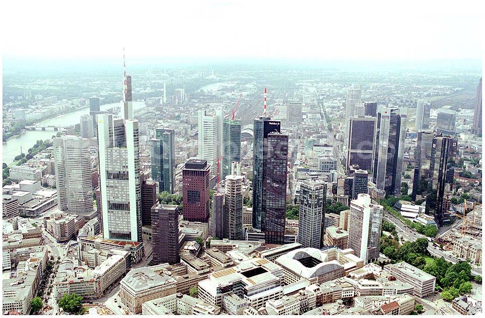 Frankfurt am Main from the bird's eye view: 25.07.2004 Blick auf Hochhäuser in Frankfurt -Bankenviertel- Insbesondere die Deutschen Großbanken haben sich in den 90er Jahren teils beeindruckende Hochhäuser errichten lassen. In keiner an deren deutschen Stadt ist die Dichte von Hochäusern so hoch wie in Frankfurt. Das Bankenviertel erstreckt sich in der Gegend rund um die Stadtteile Innenstadt, Bahnhofsviertel und Westend.