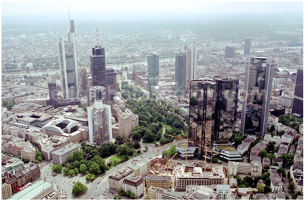 Aerial image Frankfurt am Main - 25.07.2004 Blick auf Hochhäuser in Frankfurt -Bankenviertel- Insbesondere die Deutschen Großbanken haben sich in den 90er Jahren teils beeindruckende Hochhäuser errichten lassen. In keiner an deren deutschen Stadt ist die Dichte von Hochäusern so hoch wie in Frankfurt. Das Bankenviertel erstreckt sich in der Gegend rund um die Stadtteile Innenstadt, Bahnhofsviertel und Westend.