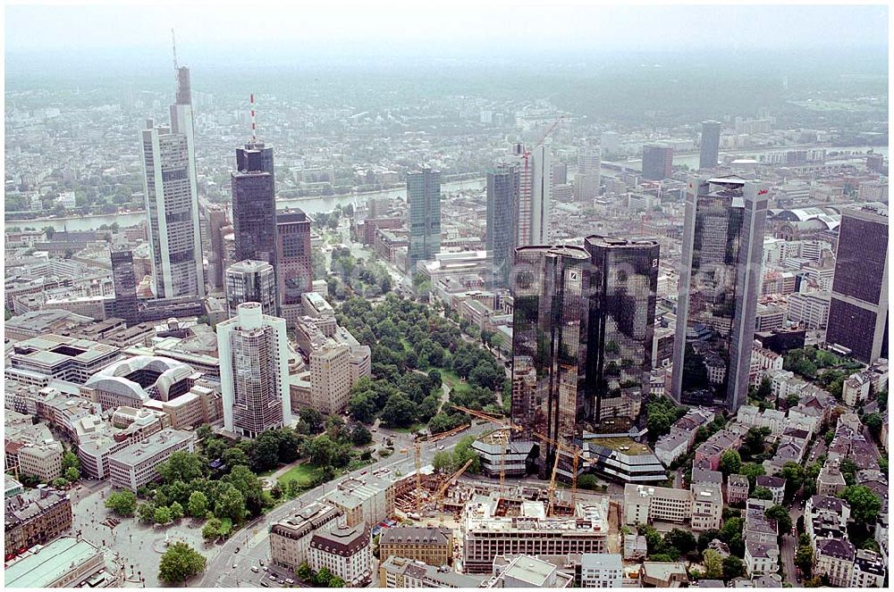 Aerial photograph Frankfurt am Main - 25.07.2004 Blick auf Hochhäuser in Frankfurt -Bankenviertel- Insbesondere die Deutschen Großbanken haben sich in den 90er Jahren teils beeindruckende Hochhäuser errichten lassen. In keiner an deren deutschen Stadt ist die Dichte von Hochäusern so hoch wie in Frankfurt. Das Bankenviertel erstreckt sich in der Gegend rund um die Stadtteile Innenstadt, Bahnhofsviertel und Westend.