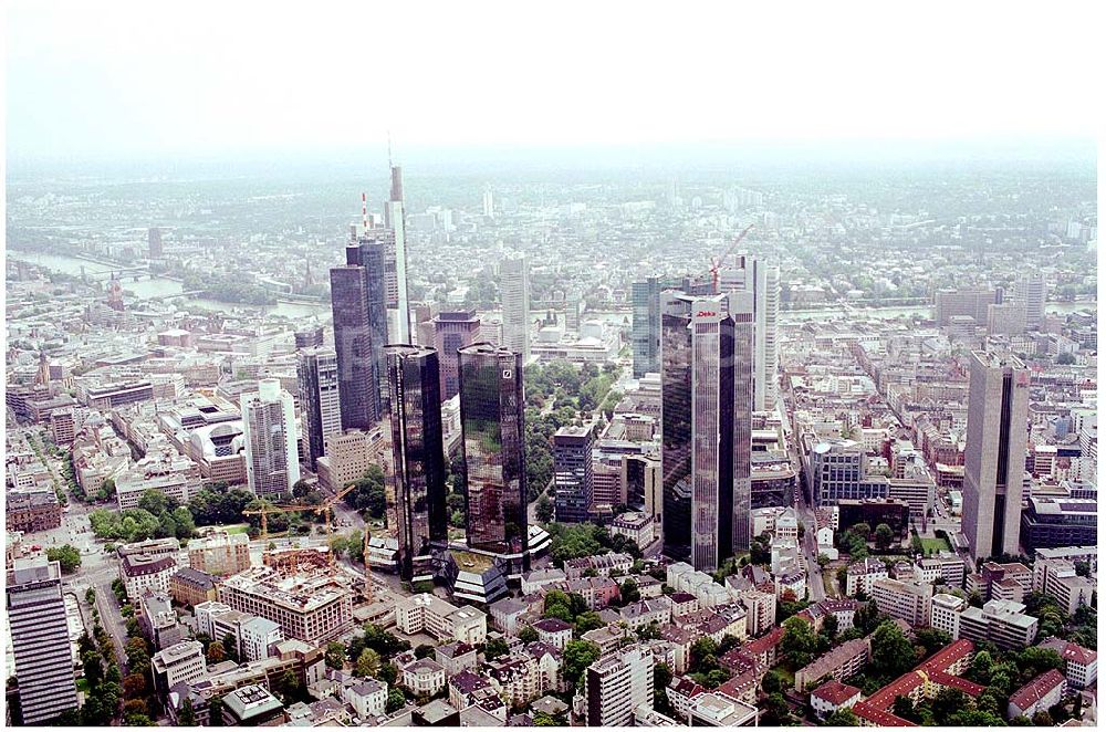 Frankfurt am Main from above - 25.07.2004 Blick auf Hochhäuser in Frankfurt -Bankenviertel- Insbesondere die Deutschen Großbanken haben sich in den 90er Jahren teils beeindruckende Hochhäuser errichten lassen. In keiner an deren deutschen Stadt ist die Dichte von Hochäusern so hoch wie in Frankfurt. Das Bankenviertel erstreckt sich in der Gegend rund um die Stadtteile Innenstadt, Bahnhofsviertel und Westend.