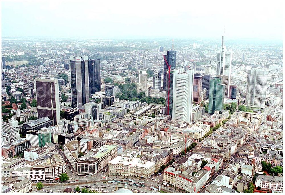 Frankfurt from the bird's eye view: 25.07.2004 Blick auf Hochhäuser in Frankfurt -Bankenviertel- Insbesondere die Deutschen Großbanken haben sich in den 90er Jahren teils beeindruckende Hochhäuser errichten lassen. In keiner an deren deutschen Stadt ist die Dichte von Hochäusern so hoch wie in Frankfurt. Das Bankenviertel erstreckt sich in der Gegend rund um die Stadtteile Innenstadt, Bahnhofsviertel und Westend.