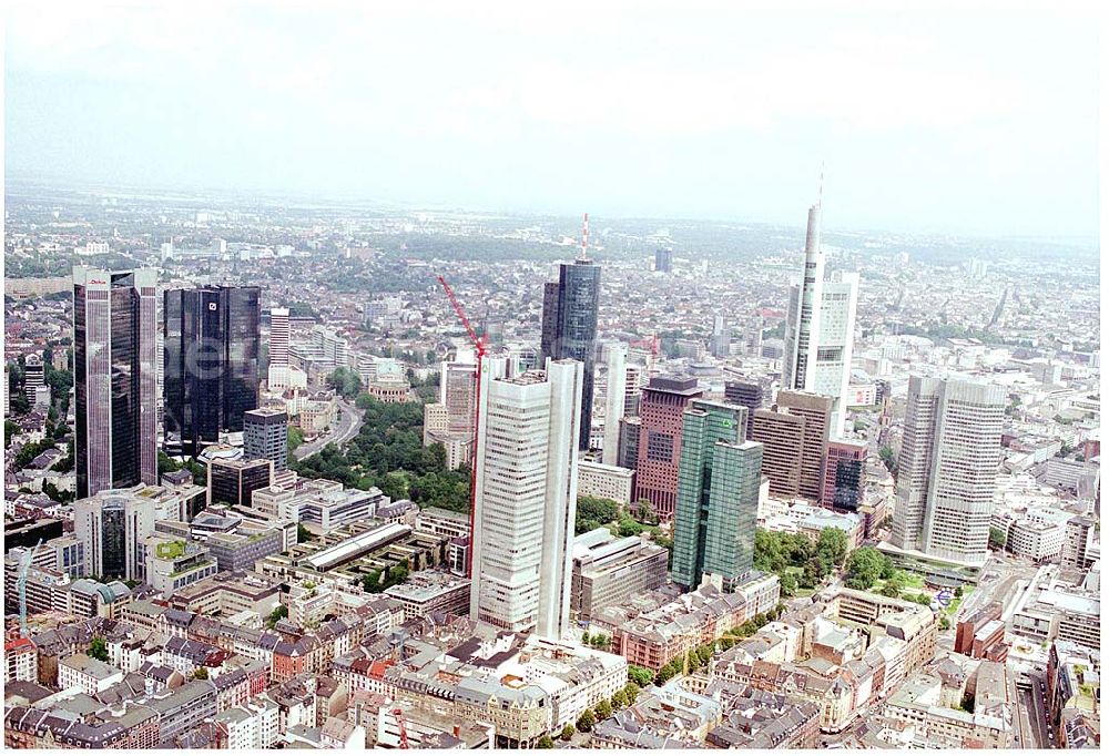 Aerial image Frankfurt - 25.07.2004 Blick auf Hochhäuser in Frankfurt -Bankenviertel- Insbesondere die Deutschen Großbanken haben sich in den 90er Jahren teils beeindruckende Hochhäuser errichten lassen. In keiner an deren deutschen Stadt ist die Dichte von Hochäusern so hoch wie in Frankfurt. Das Bankenviertel erstreckt sich in der Gegend rund um die Stadtteile Innenstadt, Bahnhofsviertel und Westend.