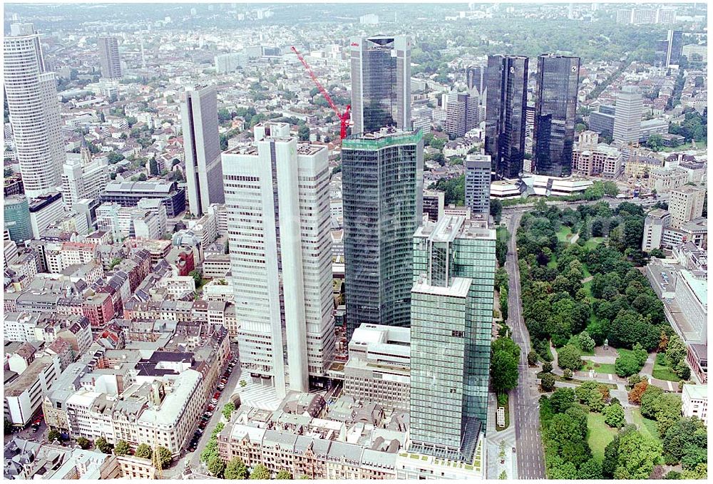 Aerial photograph Frankfurt - 25.07.2004 Blick auf Hochhäuser in Frankfurt -Bankenviertel- Insbesondere die Deutschen Großbanken haben sich in den 90er Jahren teils beeindruckende Hochhäuser errichten lassen. In keiner an deren deutschen Stadt ist die Dichte von Hochäusern so hoch wie in Frankfurt. Das Bankenviertel erstreckt sich in der Gegend rund um die Stadtteile Innenstadt, Bahnhofsviertel und Westend.