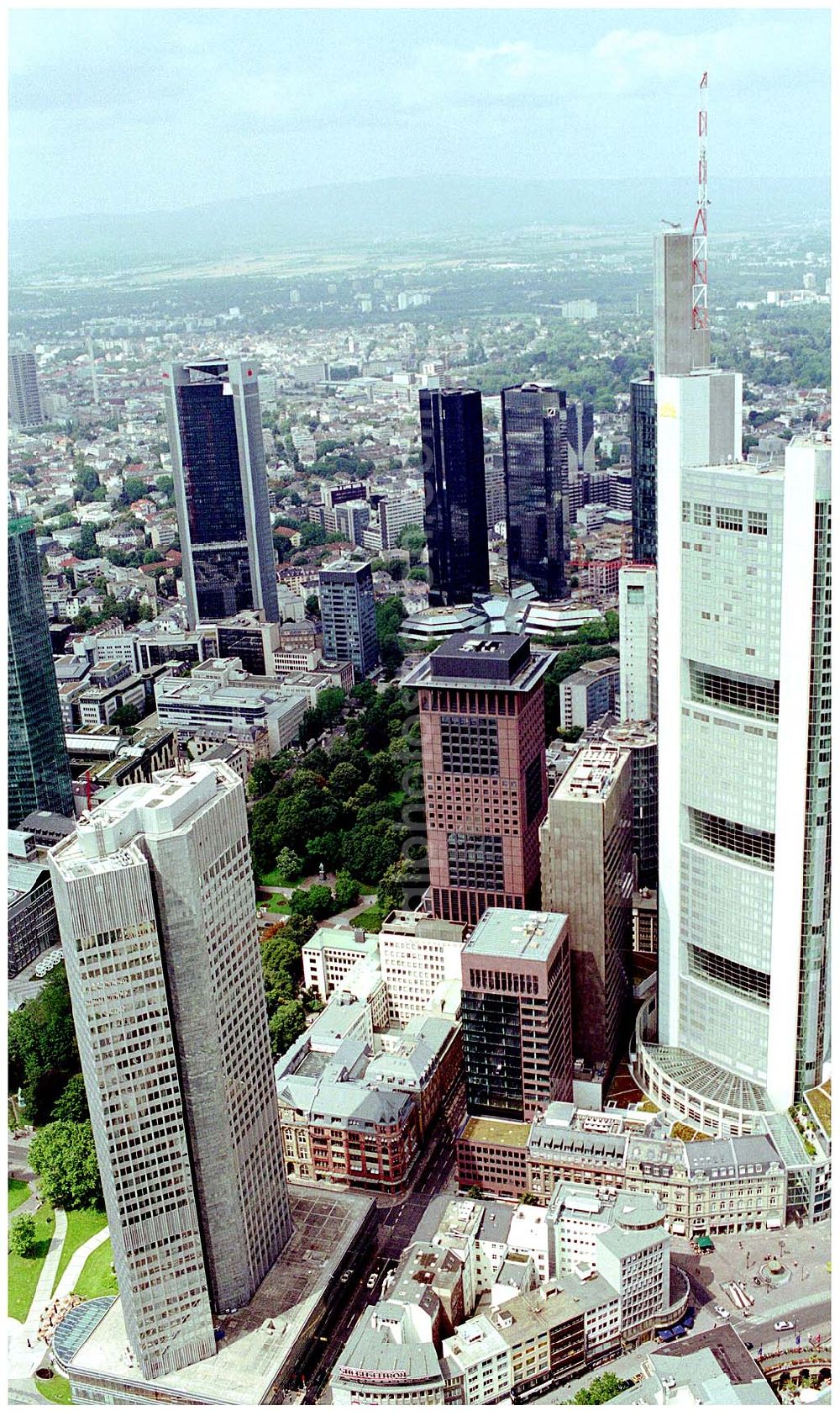 Frankfurt from above - 25.07.2004 Blick auf Hochhäuser in Frankfurt -Bankenviertel- Insbesondere die Deutschen Großbanken haben sich in den 90er Jahren teils beeindruckende Hochhäuser errichten lassen. In keiner an deren deutschen Stadt ist die Dichte von Hochäusern so hoch wie in Frankfurt. Das Bankenviertel erstreckt sich in der Gegend rund um die Stadtteile Innenstadt, Bahnhofsviertel und Westend.