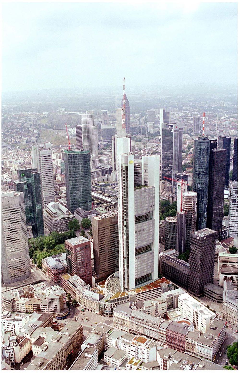 Frankfurt from the bird's eye view: 25.07.2004 Blick auf Hochhäuser in Frankfurt -Bankenviertel- Insbesondere die Deutschen Großbanken haben sich in den 90er Jahren teils beeindruckende Hochhäuser errichten lassen. In keiner an deren deutschen Stadt ist die Dichte von Hochäusern so hoch wie in Frankfurt. Das Bankenviertel erstreckt sich in der Gegend rund um die Stadtteile Innenstadt, Bahnhofsviertel und Westend.