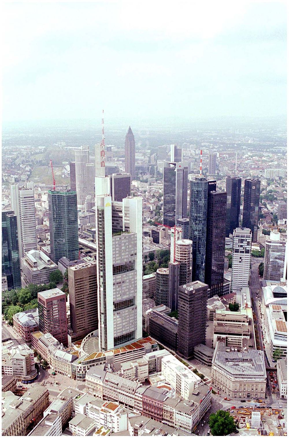 Aerial image Frankfurt - 25.07.2004 Blick auf Hochhäuser in Frankfurt -Bankenviertel- Insbesondere die Deutschen Großbanken haben sich in den 90er Jahren teils beeindruckende Hochhäuser errichten lassen. In keiner an deren deutschen Stadt ist die Dichte von Hochäusern so hoch wie in Frankfurt. Das Bankenviertel erstreckt sich in der Gegend rund um die Stadtteile Innenstadt, Bahnhofsviertel und Westend.