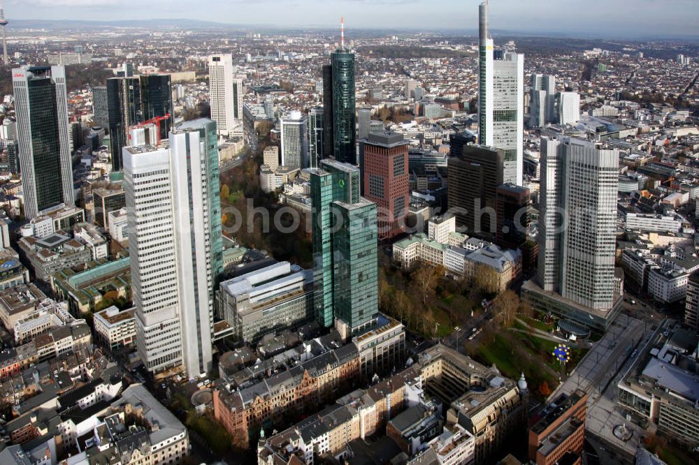 Aerial photograph Frankfurt am Main - Blick auf die Frankfurter Innenstadt und das Bankenviertel, mit dem Commerzbank-Tower, dem Main Tower und dem Trianon. View to the inner city of Frankfurt at the Main.