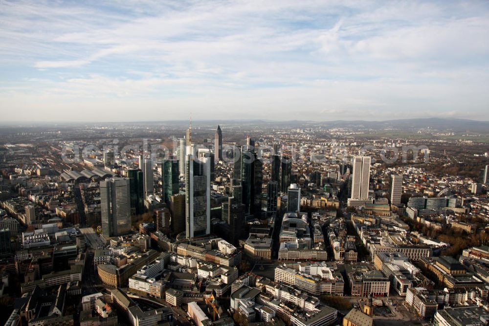 Aerial photograph Frankfurt am Main - Blick auf die Frankfurter Innenstadt und das Bankenviertel, mit dem Commerzbank-Tower, dem Main Tower und dem Trianon. View to the inner city of Frankfurt on the Main.