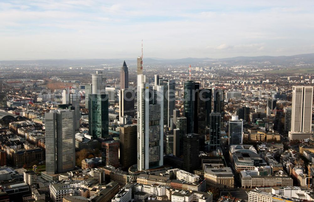 Frankfurt am Main from the bird's eye view: Blick auf die Frankfurter Innenstadt und das Bankenviertel, mit dem Commerzbank-Tower, dem Main Tower und dem Trianon. View to the inner city of Frankfurt at the Main.