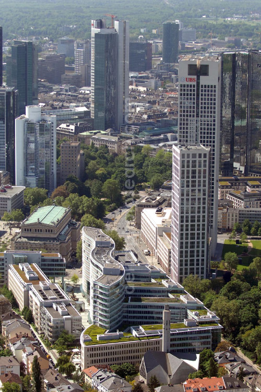 Frankfurt am Main from the bird's eye view: Blick auf die Hochhäuser im Frankfurter Bankenviertel. Vorne die Frankfurter Welle und die Alte Oper. View of the skyscrapers in Frankfurt's banking district. In front the Frankfurt Wave and the Old Opera of Frankfurt.