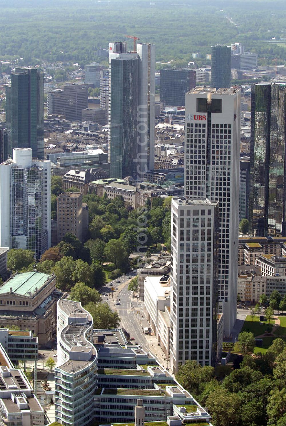 Aerial image Frankfurt am Main - Blick auf die Hochhäuser im Frankfurter Bankenviertel. Vorne die Frankfurter Welle und die Alte Oper. View of the skyscrapers in Frankfurt's banking district. In front the Frankfurt Wave and the Old Opera of Frankfurt.