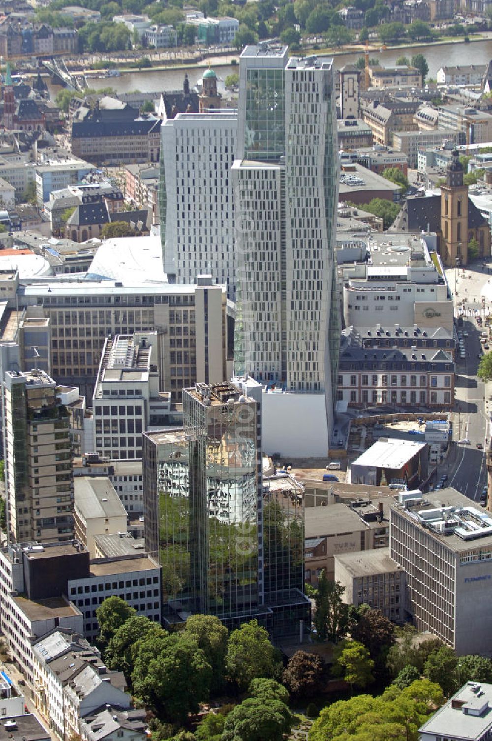 Frankfurt am Main from above - Blick auf einen 135 m hohen Büroturm und das 96 m hohe Jumeirah Frankfurt Hotel im Palais Quartier am Thurn-und-Taxis-Platz. Das Palais Quartier ist ein Großbauprojekt in der Innenstadt von Frankfurt. LView of a 135 m high office tower and the 96 m high Jumeirah Hotel Frankfurt at in the Palais Quartier at Thurn-und-Taxis-Square. The Palais Quartier is a building project in the city center of Frankfurt.