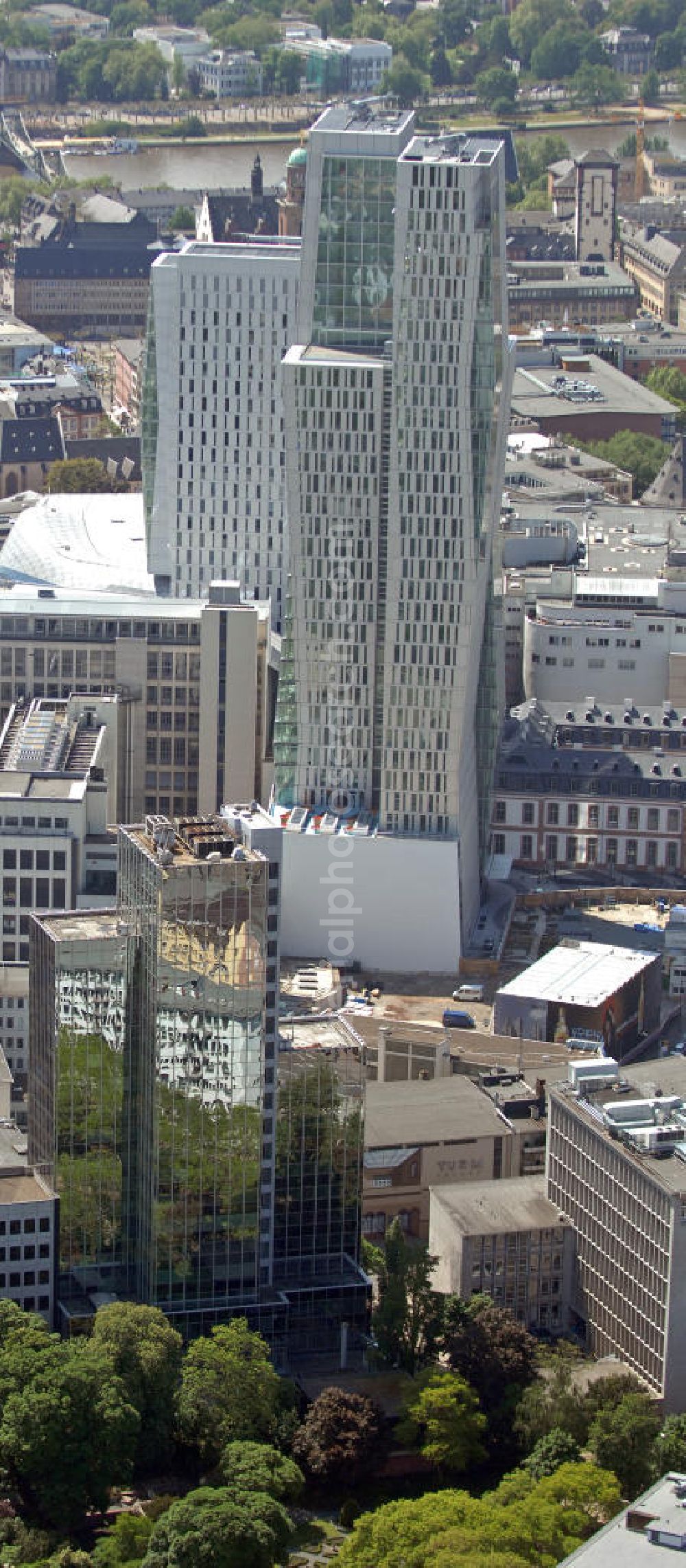 Frankfurt am Main from the bird's eye view: Blick auf einen 135 m hohen Büroturm und das 96 m hohe Jumeirah Frankfurt Hotel im Palais Quartier am Thurn-und-Taxis-Platz. Das Palais Quartier ist ein Großbauprojekt in der Innenstadt von Frankfurt. LView of a 135 m high office tower and the 96 m high Jumeirah Hotel Frankfurt at in the Palais Quartier at Thurn-und-Taxis-Square. The Palais Quartier is a building project in the city center of Frankfurt.