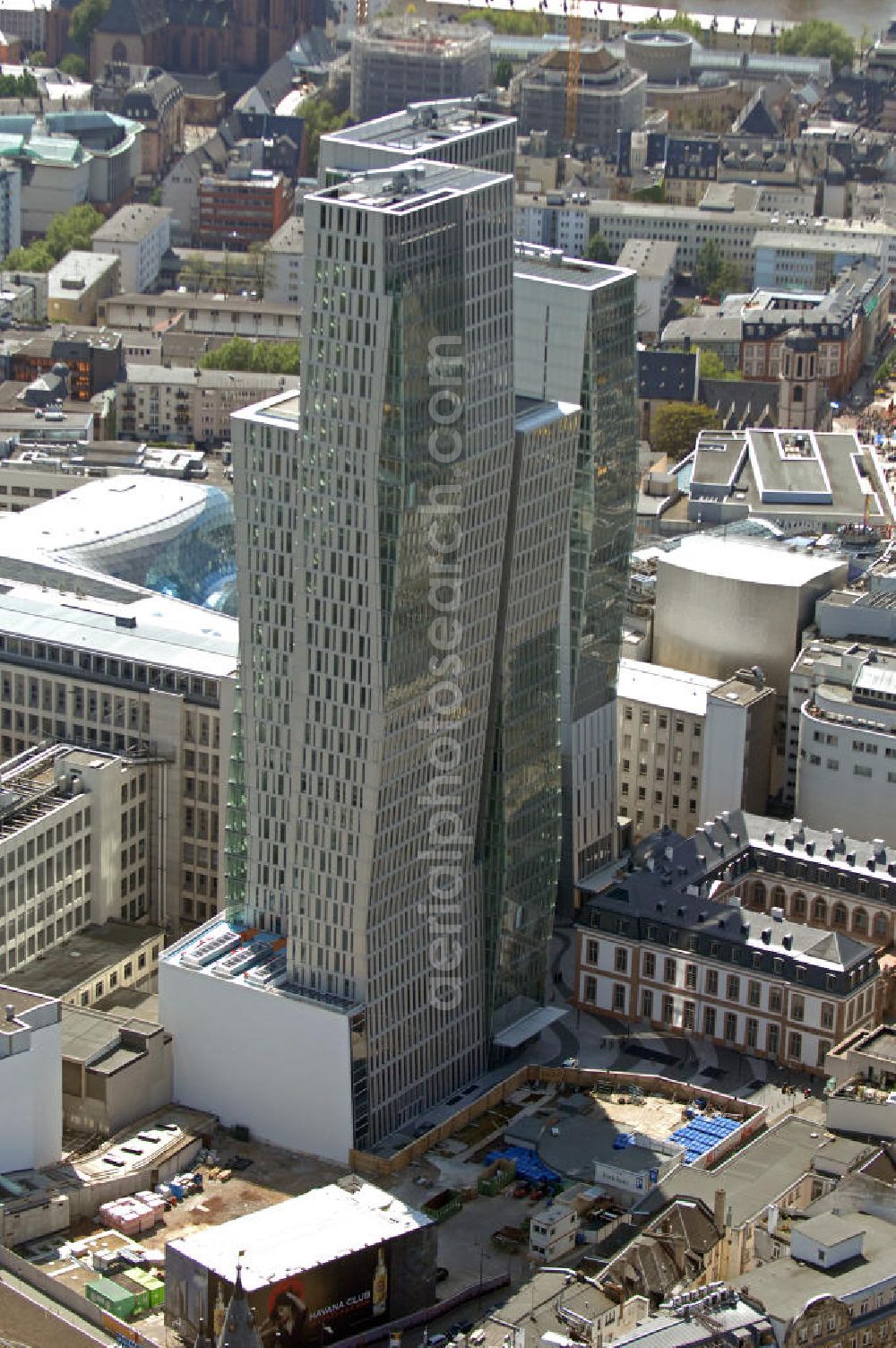 Aerial image Frankfurt am Main - Blick auf einen 135 m hohen Büroturm und das 96 m hohe Jumeirah Frankfurt Hotel im Palais Quartier am Thurn-und-Taxis-Platz. Das Palais Quartier ist ein Großbauprojekt in der Innenstadt von Frankfurt. LView of a 135 m high office tower and the 96 m high Jumeirah Hotel Frankfurt at in the Palais Quartier at Thurn-und-Taxis-Square. The Palais Quartier is a building project in the city center of Frankfurt.