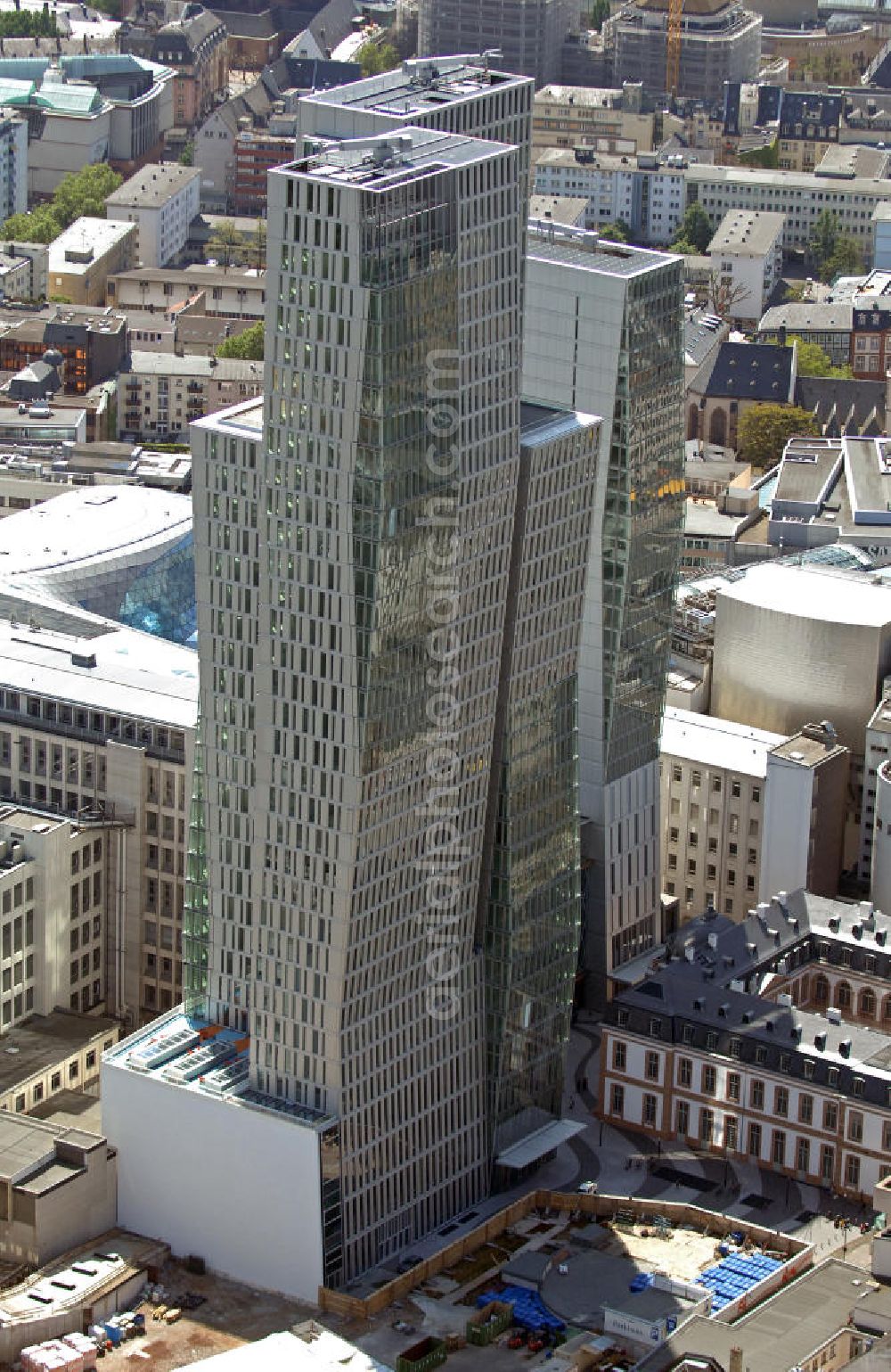 Aerial photograph Frankfurt am Main - Blick auf einen 135 m hohen Büroturm und das 96 m hohe Jumeirah Frankfurt Hotel im Palais Quartier am Thurn-und-Taxis-Platz. Das Palais Quartier ist ein Großbauprojekt in der Innenstadt von Frankfurt. LView of a 135 m high office tower and the 96 m high Jumeirah Hotel Frankfurt at in the Palais Quartier at Thurn-und-Taxis-Square. The Palais Quartier is a building project in the city center of Frankfurt.