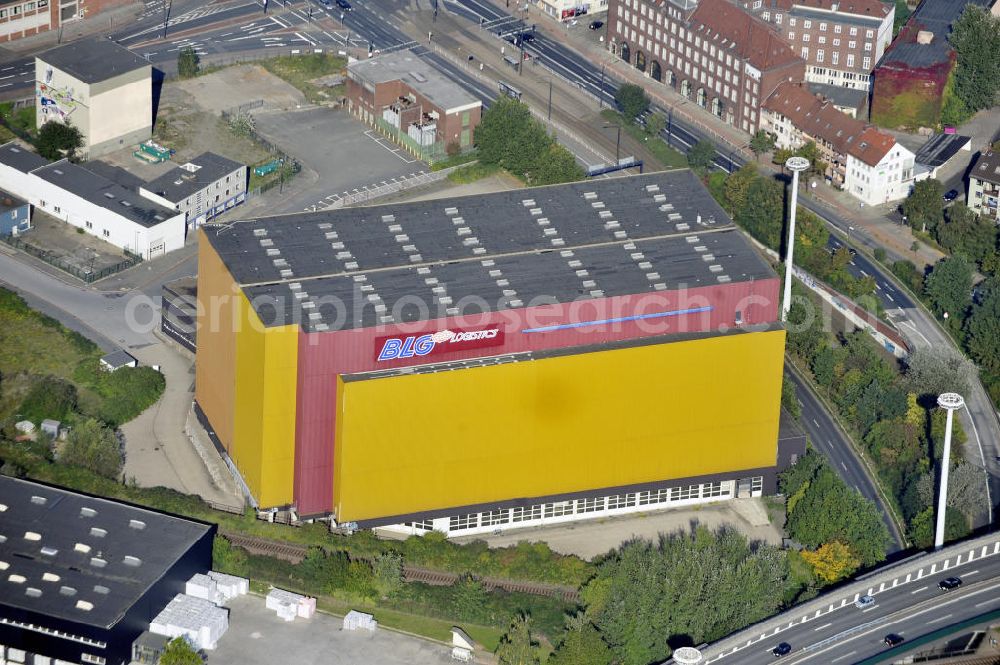 Bremen from the bird's eye view: Blick auf das Hochregallager der BLG Logistic Group in Bremen. Von diesem Standort aus werden die europäischen Filialen der Firma Tchibo beliefert. View to the high rack warehouse of the BLG Logistic Group in Bremen. From this location the european branches of the company Tchibo are provided with products.