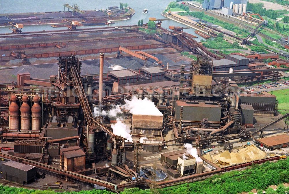 Duisburg from the bird's eye view: View at the blast furnace at the site of the TKS ThyssenKrupp Steel Europe AG in the district Bruckhausen in Duisburg in North Rhine-Westphalia