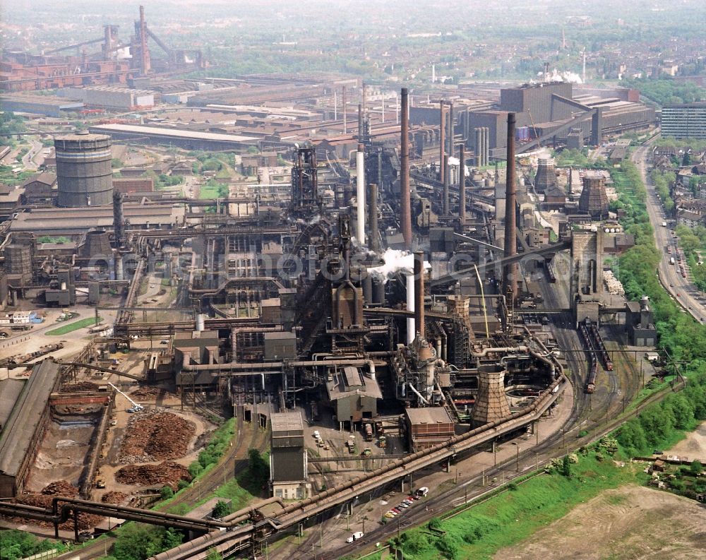 Aerial photograph Duisburg - View at the blast furnace at the site of the TKS ThyssenKrupp Steel Europe AG in the district Bruckhausen in Duisburg in North Rhine-Westphalia