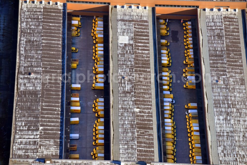 Aerial photograph Hamburg - High-bay warehouse building complex and logistics center on the premises of DHL AG - Deutsche Post in the district Altona in Hamburg, Germany