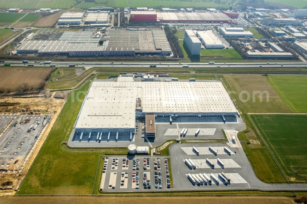 Bönen from the bird's eye view: High-bay warehouse building complex and logistics center on the premises Lidl Vertriebs GmbH & Co KG - Zentrallager Boenen on Weetfelder Strasse in the district Westerboenen in Boenen in the state North Rhine-Westphalia