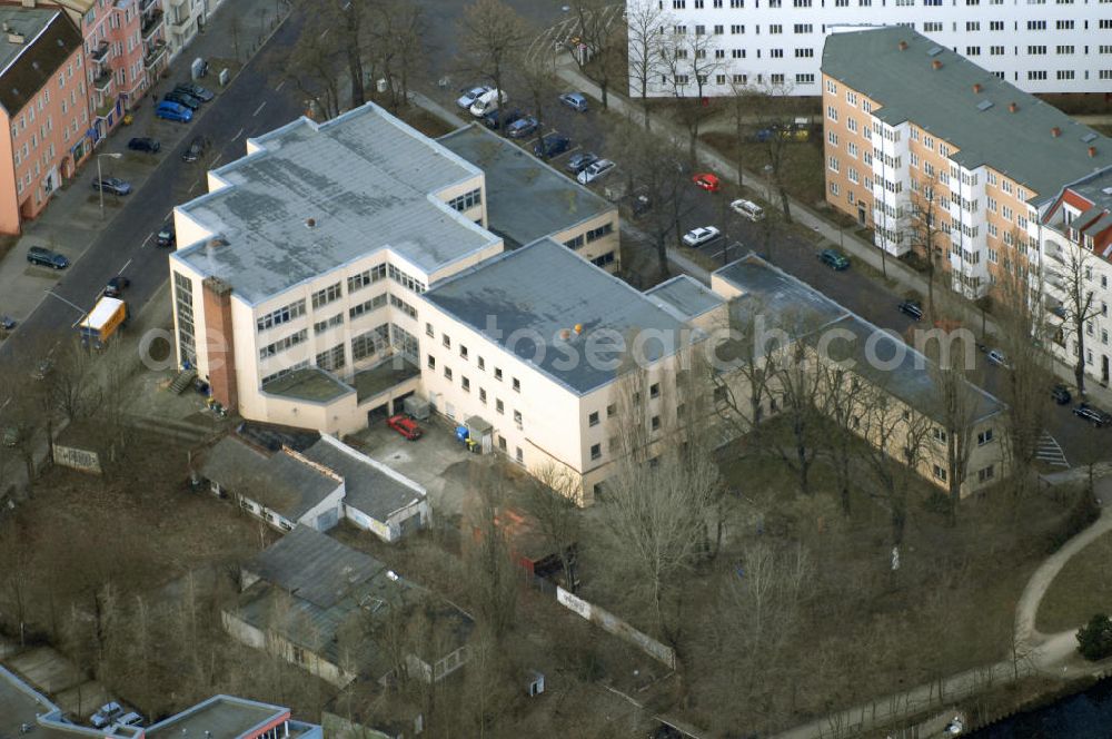 Berlin from the bird's eye view: Blick auf die Hochschule für Schauspielkunst „Ernst Busch“ Berlin (HFS) mit Sitz im Berliner Ortsteil Niederschöneweide, sie wurde 1951 als Staatliche Schauspielschule Berlin im Range einer Fachschule gegründet. 1981 erhielt sie den Status einer Hochschule und wurde nach dem ein Jahr zuvor verstorbenen Sänger und Schauspieler Ernst Busch benannt.Die Hochschule geht zurück auf die von Max Reinhardt 1905 eingerichtete Schauspielschule des Deutschen Theaters zu Berlin. Sie gehörte zu dem von ihm übernommenen Deutschen Theater und war - wie zu dieser Zeit üblich - Wolfgang Gerberrechtlich organisiert.Zentrale Hochschulverwaltung + Leitung: Schnellerstr. 104, 12439 Berlin,Tel. (030) 63 99 75 - 0,Fax (030) 63 99 75 - 75,E-Mail rektorat@hfs-berlin.de,kanzler@hfs-berlin.de