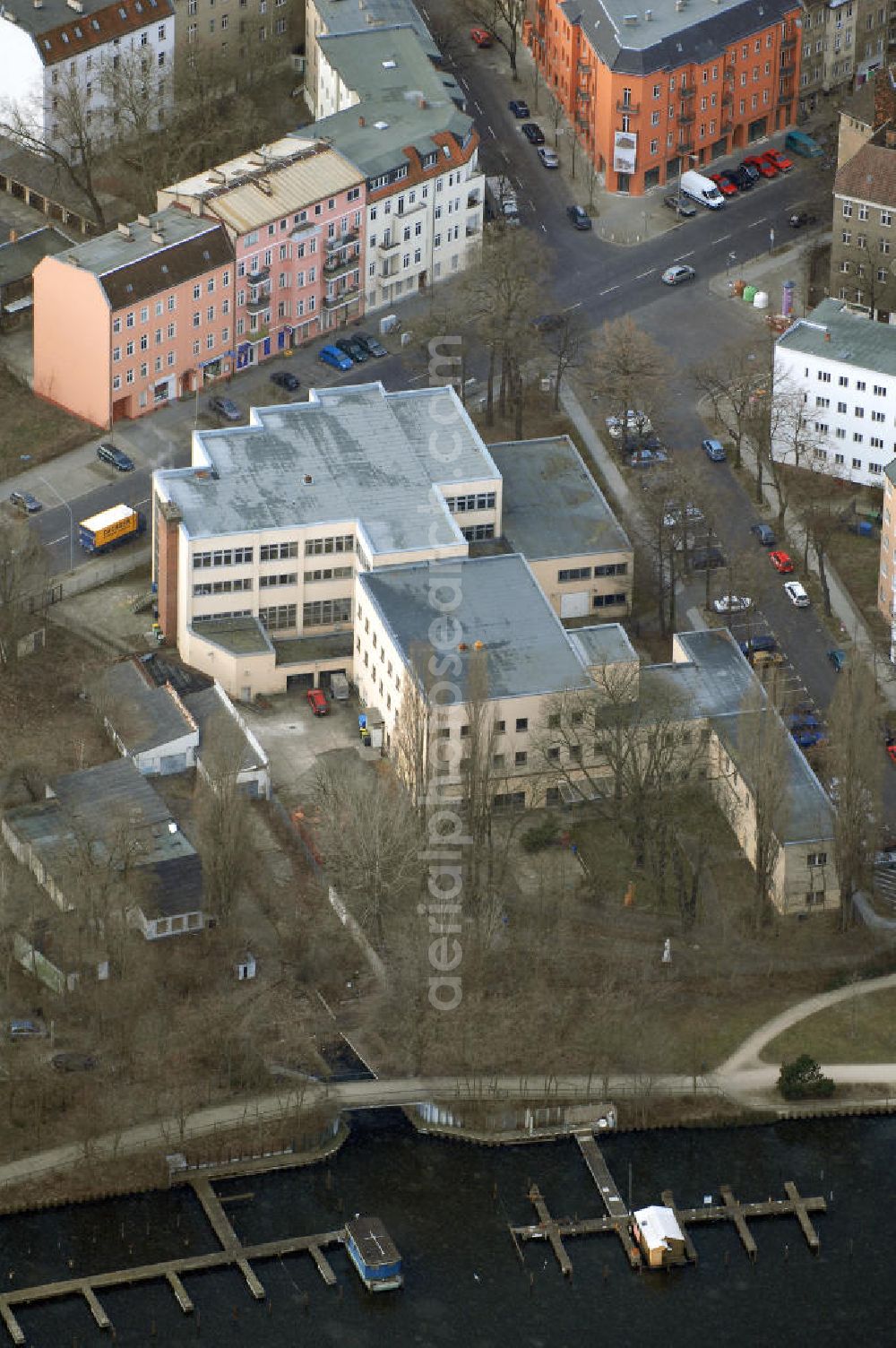 Aerial image Berlin - Blick auf die Hochschule für Schauspielkunst „Ernst Busch“ Berlin (HFS) mit Sitz im Berliner Ortsteil Niederschöneweide, sie wurde 1951 als Staatliche Schauspielschule Berlin im Range einer Fachschule gegründet. 1981 erhielt sie den Status einer Hochschule und wurde nach dem ein Jahr zuvor verstorbenen Sänger und Schauspieler Ernst Busch benannt.Die Hochschule geht zurück auf die von Max Reinhardt 1905 eingerichtete Schauspielschule des Deutschen Theaters zu Berlin. Sie gehörte zu dem von ihm übernommenen Deutschen Theater und war - wie zu dieser Zeit üblich - Wolfgang Gerberrechtlich organisiert.Zentrale Hochschulverwaltung + Leitung: Schnellerstr. 104, 12439 Berlin,Tel. (030) 63 99 75 - 0,Fax (030) 63 99 75 - 75,E-Mail rektorat@hfs-berlin.de,kanzler@hfs-berlin.de