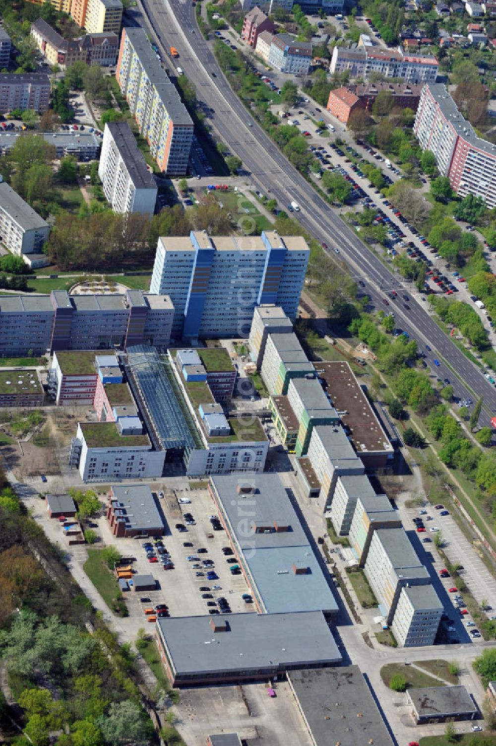 Aerial image Berlin-Lichtenberg - Hochschule für Wirtschaft und Recht an der Straße Alt-Friedrichsfelde in Lichtenberg auf dem Gelände der ehemaliegen Ministerium für Staatssicherheit der DDR / MfS Bezirksverwaltung damals an der Straße der Befreiung. Berlin School of Economics and Law at the street Alt-Friedrichsfelde in the district Lichtenberg at the former area of the district administration of the Ministry of State Security of the GDR.