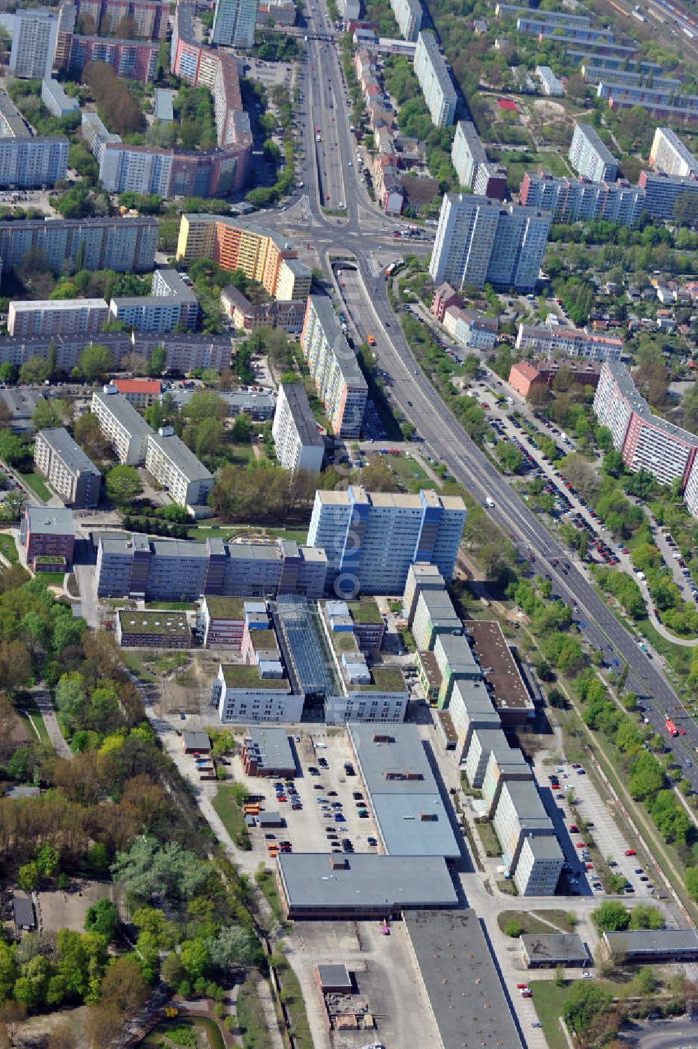 Aerial photograph Berlin-Lichtenberg - Hochschule für Wirtschaft und Recht an der Straße Alt-Friedrichsfelde in Lichtenberg auf dem Gelände der ehemaliegen Ministerium für Staatssicherheit der DDR / MfS Bezirksverwaltung damals an der Straße der Befreiung. Berlin School of Economics and Law at the street Alt-Friedrichsfelde in the district Lichtenberg at the former area of the district administration of the Ministry of State Security of the GDR.