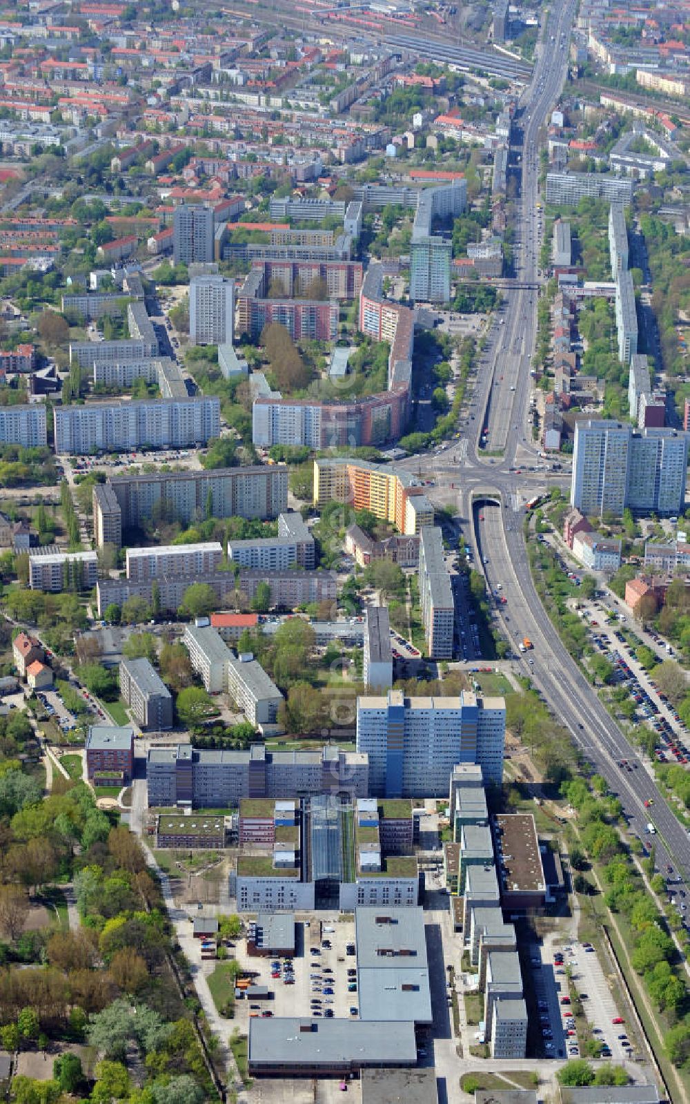 Berlin-Lichtenberg from the bird's eye view: Hochschule für Wirtschaft und Recht an der Straße Alt-Friedrichsfelde in Lichtenberg auf dem Gelände der ehemaliegen Ministerium für Staatssicherheit der DDR / MfS Bezirksverwaltung damals an der Straße der Befreiung. Berlin School of Economics and Law at the street Alt-Friedrichsfelde in the district Lichtenberg at the former area of the district administration of the Ministry of State Security of the GDR.