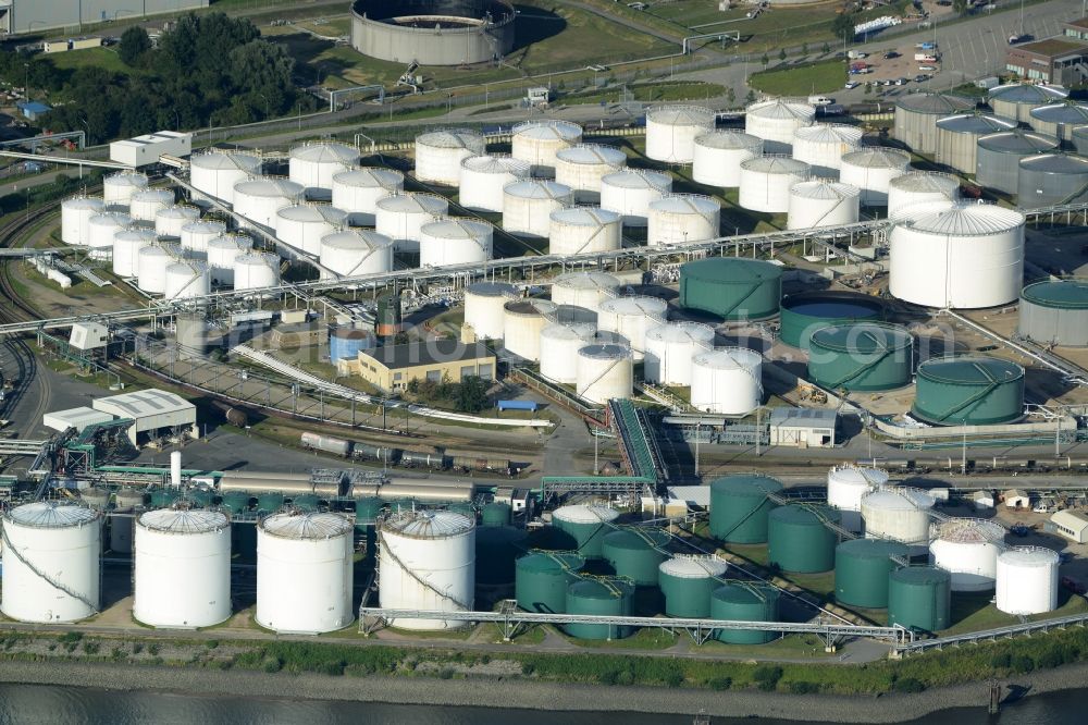 Aerial image Hamburg - Tank at the Neuhoefer Hafen in Hamburg in Germany