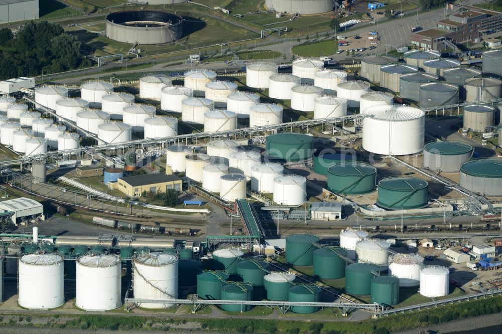 Aerial photograph Hamburg - Tank at the Neuhoefer Hafen in Hamburg in Germany