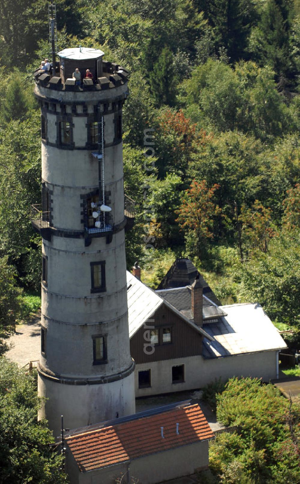 Oybin from above - Blick auf den Aussichtsturm auf dem Hochwald, einen Berg im Zittauer Gebirge in Sachsen. Der Hochwald (tschech. Hvozd, 749 m) ist einer der höchsten Berge im Lausitzer / Zittauer Gebirge direkt an der deutsch-tschechischen Grenze. Wegen seiner guten Aussicht trägt der Berg auch den Beinamen Aussichtsturm des Zittauer Gebirges. Der Turm selbst stammt aus dem späten 19. Jahrhundert und ist ein beliebtes Ausflugsziel. Kontakt: Ansprechpartner R. Bauerfeind, Tel. +49(0)35844 70222, Email: post@hochwald-turmbaude.de