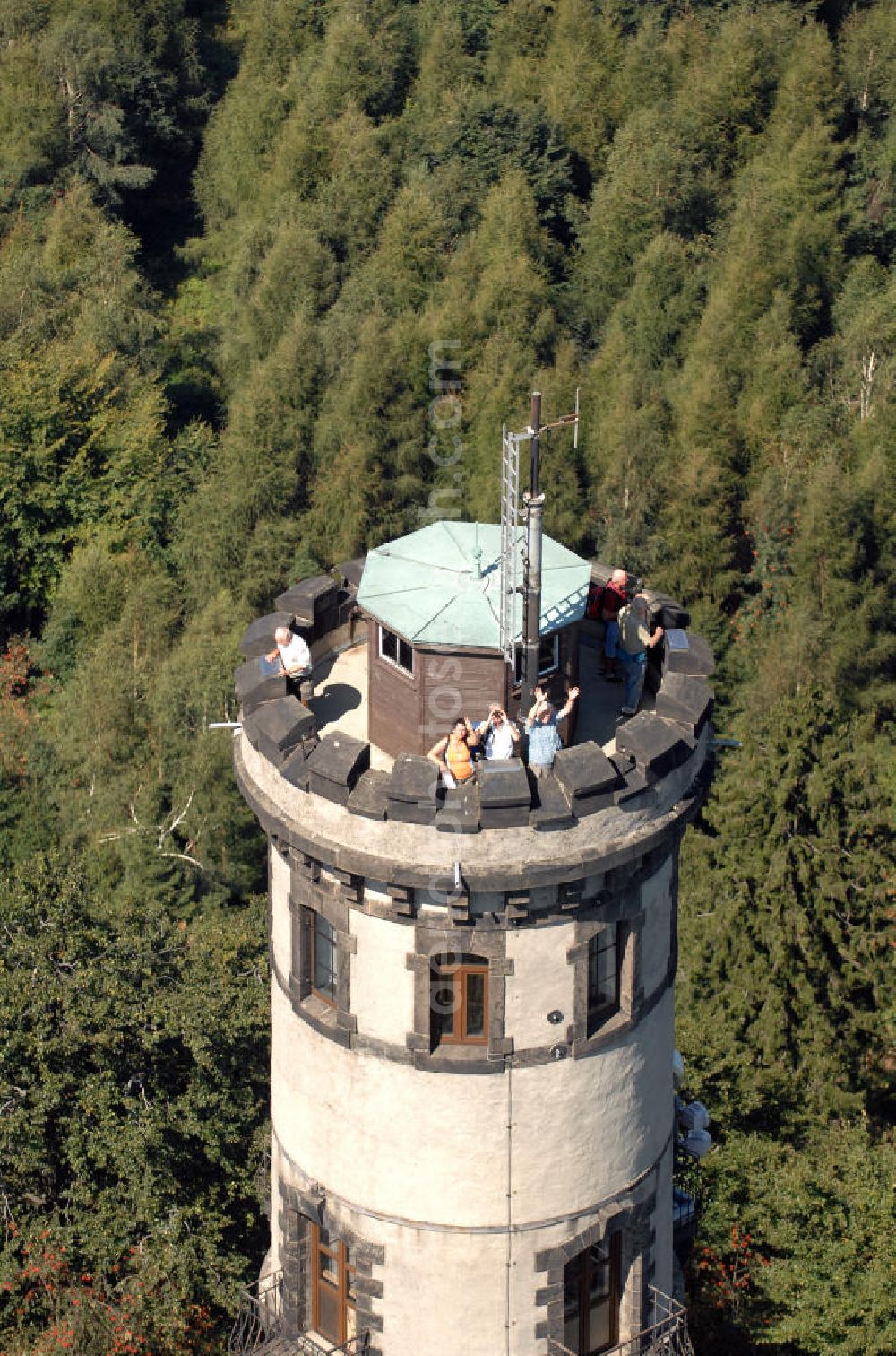 Oybin from the bird's eye view: Blick auf den Aussichtsturm auf dem Hochwald, einen Berg im Zittauer Gebirge in Sachsen. Der Hochwald (tschech. Hvozd, 749 m) ist einer der höchsten Berge im Lausitzer / Zittauer Gebirge direkt an der deutsch-tschechischen Grenze. Wegen seiner guten Aussicht trägt der Berg auch den Beinamen Aussichtsturm des Zittauer Gebirges. Der Turm selbst stammt aus dem späten 19. Jahrhundert und ist ein beliebtes Ausflugsziel. Kontakt: Ansprechpartner R. Bauerfeind, Tel. +49(0)35844 70222, Email: post@hochwald-turmbaude.de