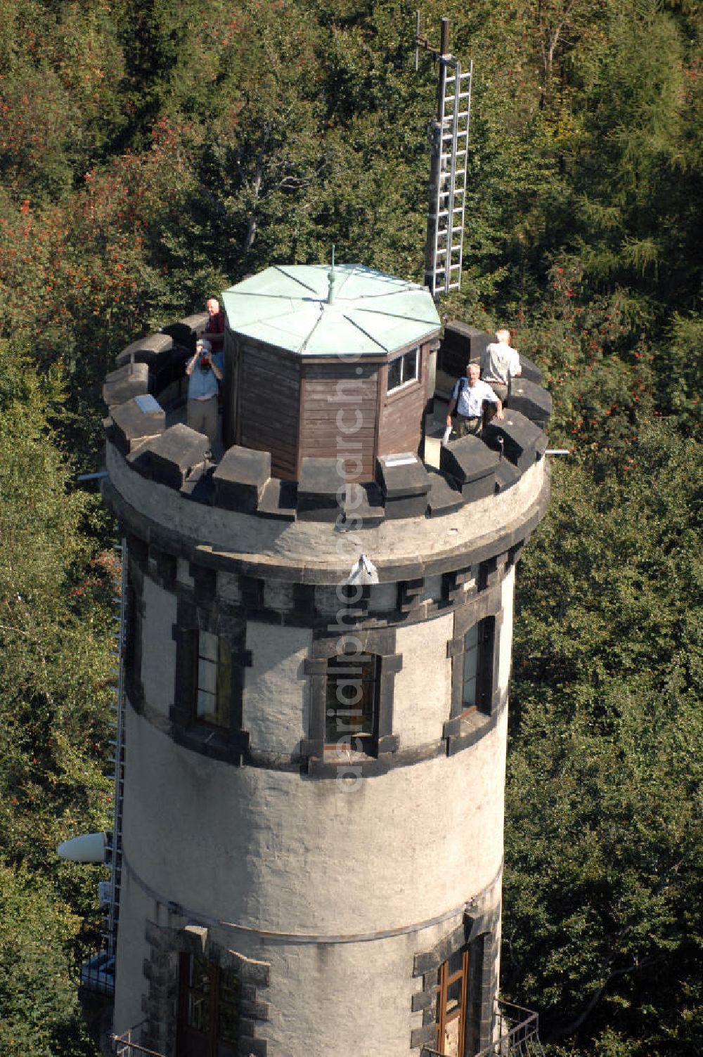 Oybin from above - Blick auf den Aussichtsturm auf dem Hochwald, einen Berg im Zittauer Gebirge in Sachsen. Der Hochwald (tschech. Hvozd, 749 m) ist einer der höchsten Berge im Lausitzer / Zittauer Gebirge direkt an der deutsch-tschechischen Grenze. Wegen seiner guten Aussicht trägt der Berg auch den Beinamen Aussichtsturm des Zittauer Gebirges. Der Turm selbst stammt aus dem späten 19. Jahrhundert und ist ein beliebtes Ausflugsziel. Kontakt: Ansprechpartner R. Bauerfeind, Tel. +49(0)35844 70222, Email: post@hochwald-turmbaude.de