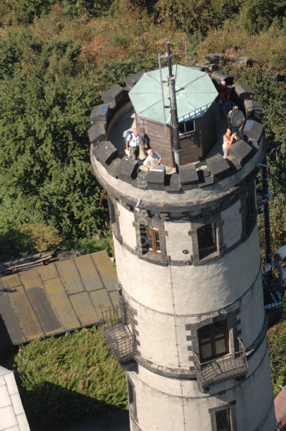 Oybin from the bird's eye view: Blick auf den Aussichtsturm auf dem Hochwald, einen Berg im Zittauer Gebirge in Sachsen. Der Hochwald (tschech. Hvozd, 749 m) ist einer der höchsten Berge im Lausitzer / Zittauer Gebirge direkt an der deutsch-tschechischen Grenze. Wegen seiner guten Aussicht trägt der Berg auch den Beinamen Aussichtsturm des Zittauer Gebirges. Der Turm selbst stammt aus dem späten 19. Jahrhundert und ist ein beliebtes Ausflugsziel. Kontakt: Ansprechpartner R. Bauerfeind, Tel. +49(0)35844 70222, Email: post@hochwald-turmbaude.de