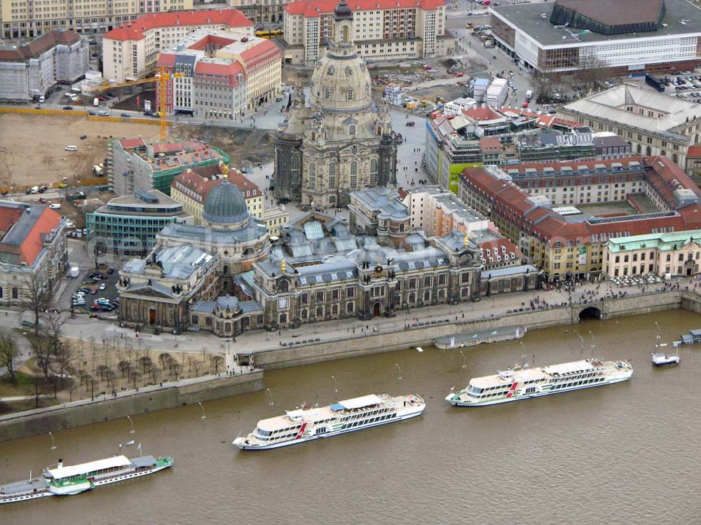 Dresden / Sachsen from the bird's eye view: 31.03.2006: Hochwasserstand auf der Elbe am Stadtzentrum von Dresden