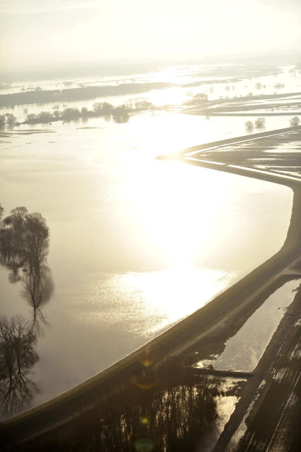 Aerial photograph Tangermünde - Bölsdorf - Blick auf das Hochwasser der Elbe mit den Überflutungsgebieten bei Tangermünde-Bölsdorf in der frühmorgendlichen Dämmerung. View of the high water of the Elbe at the flooded areas in Tangermünde-Bölsdorf in the early morning twilight.