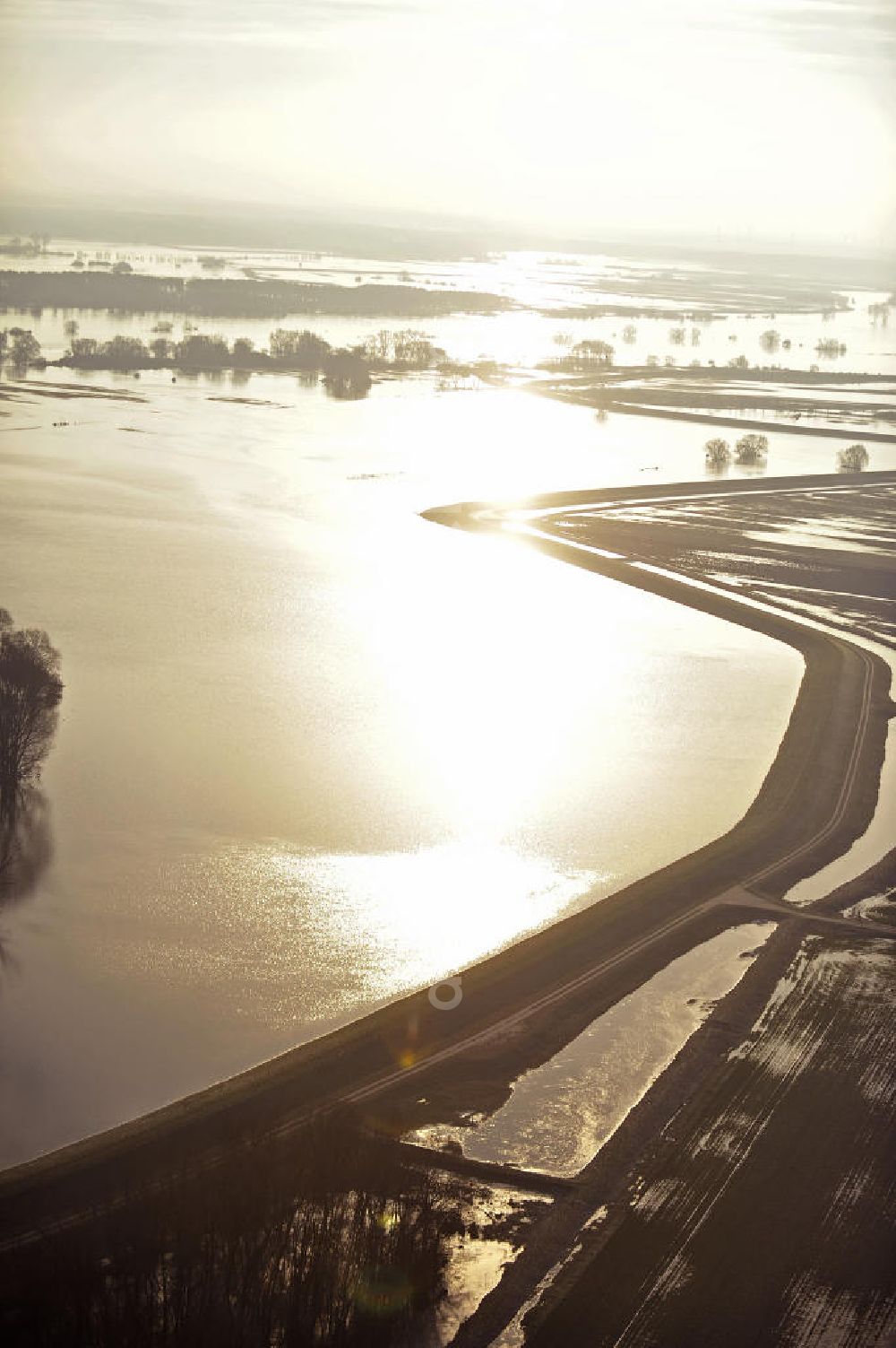 Tangermünde - Bölsdorf from above - Blick auf das Hochwasser der Elbe mit den Überflutungsgebieten bei Tangermünde-Bölsdorf in der frühmorgendlichen Dämmerung. View of the high water of the Elbe at the flooded areas in Tangermünde-Bölsdorf in the early morning twilight.