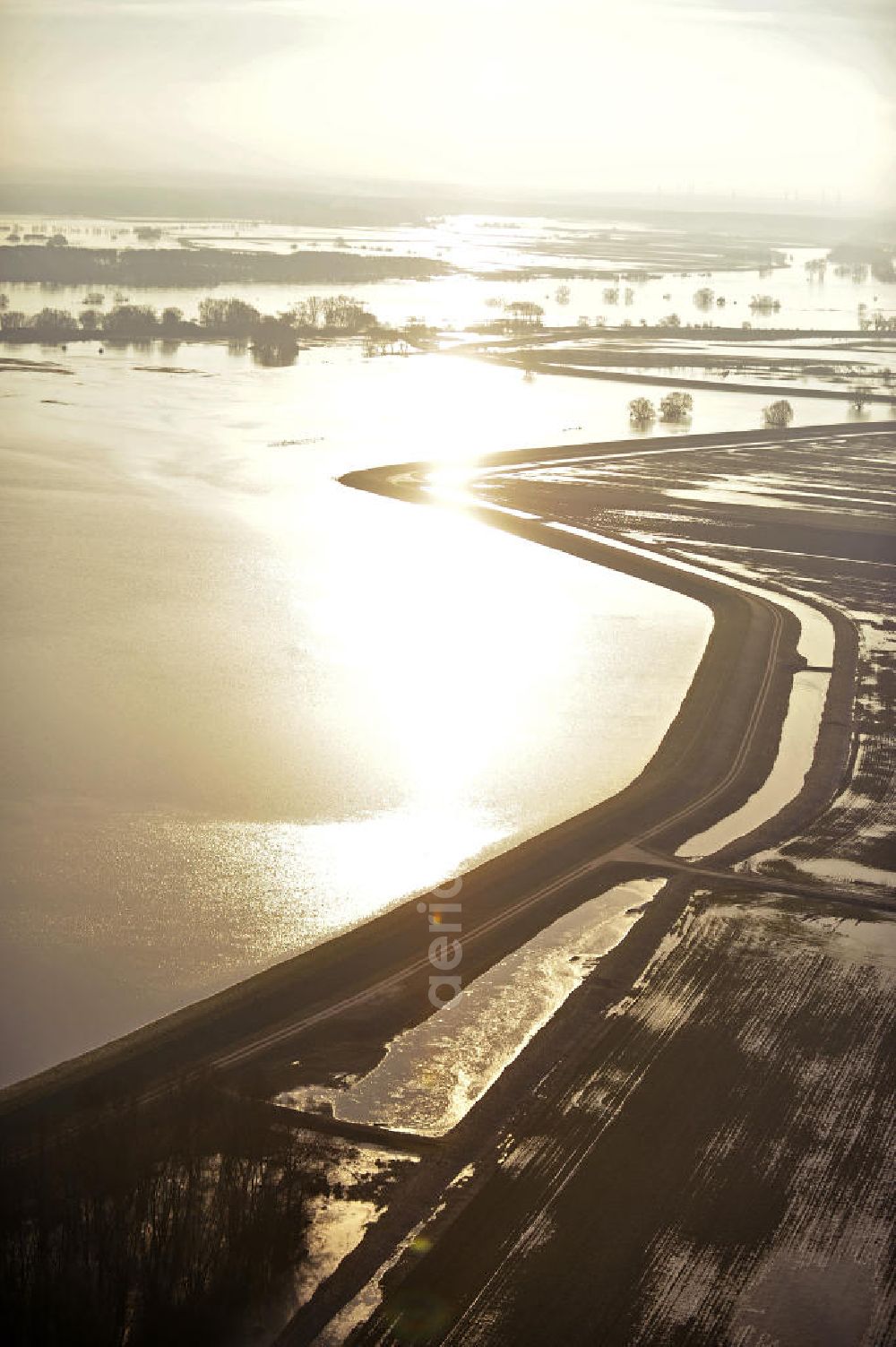 Tangermünde - Bölsdorf from the bird's eye view: Blick auf das Hochwasser der Elbe mit den Überflutungsgebieten bei Tangermünde-Bölsdorf in der frühmorgendlichen Dämmerung. View of the high water of the Elbe at the flooded areas in Tangermünde-Bölsdorf in the early morning twilight.