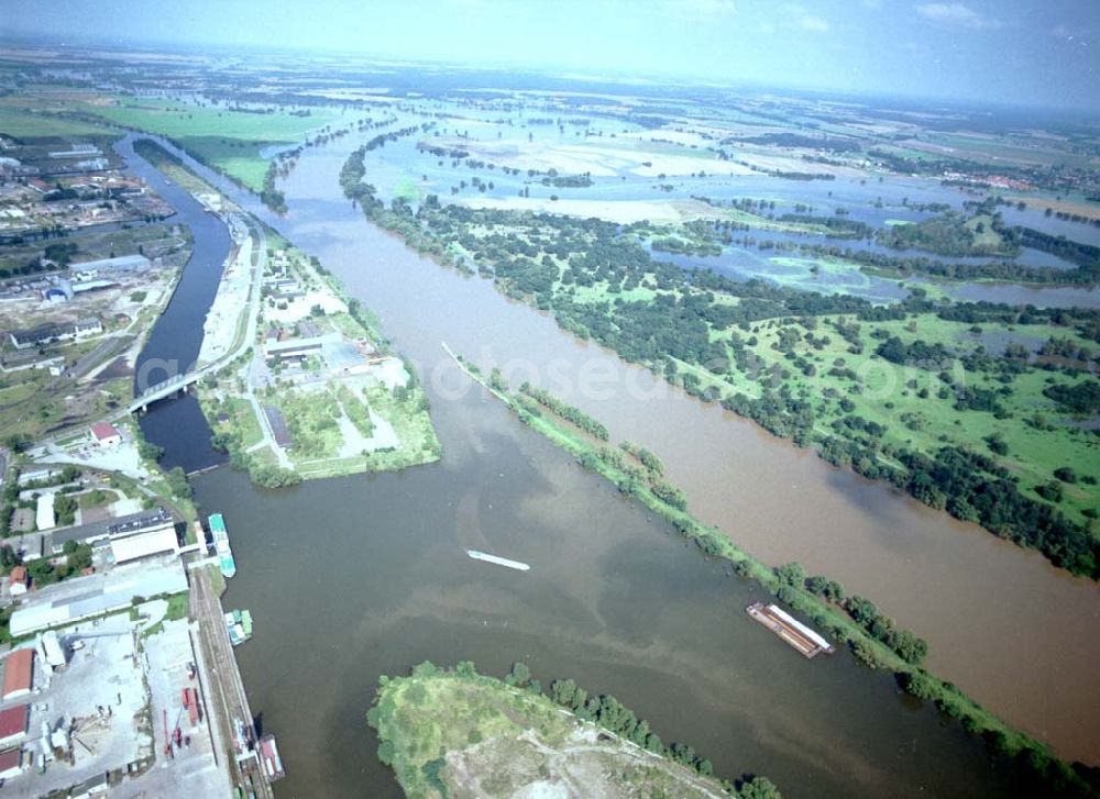 Magdeburg from the bird's eye view: 16.08.2002 Hochwasser am Elbebereich Magdeburg