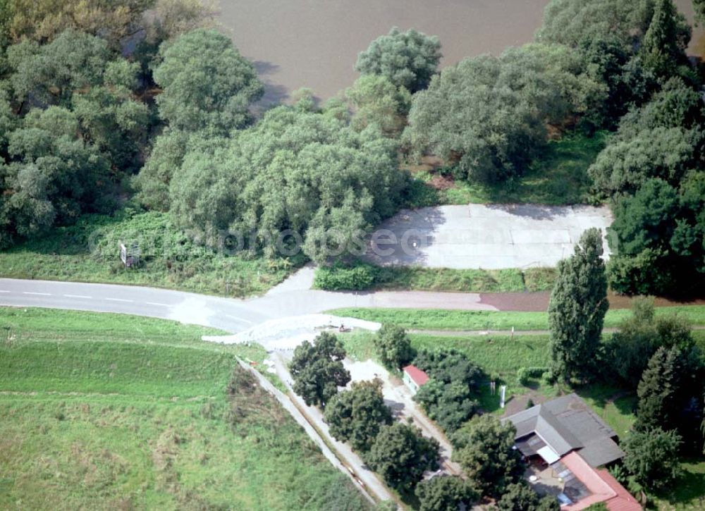 Magdeburg from the bird's eye view: 16.08.2002 Hochwasser am Elbebereich Magdeburg