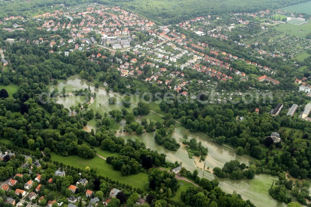 Weimar from the bird's eye view: Flood disaster flood flooding on the Ilm park overflowing river Ilm in Weimar in Thuringia