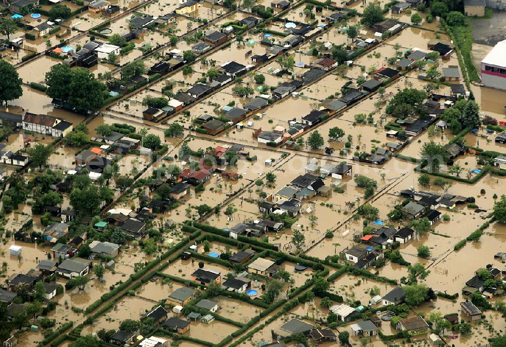 Aerial image Gera - Flood disaster flood flooding with a small garden - plant on the outskirts of Gera in Thuringia