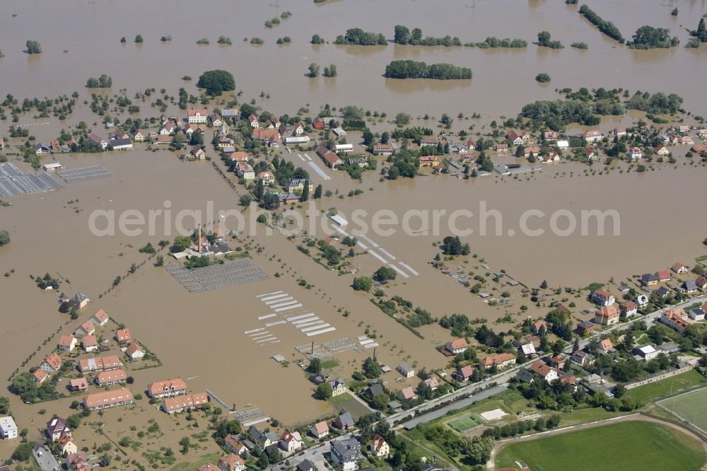 Aerial photograph Cossebaude - Flood disaster flood flooding the banks of the Elbe and the surrounding areas in the state of Saxony Cossebaude