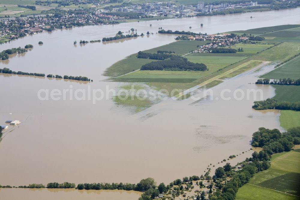 Riesa from the bird's eye view: Flood disaster flood flooding the banks of the Elbe and the surrounding areas in Riesa in Saxony. The start and runway of the airfield is under water, the operating building and the hangars are unusable