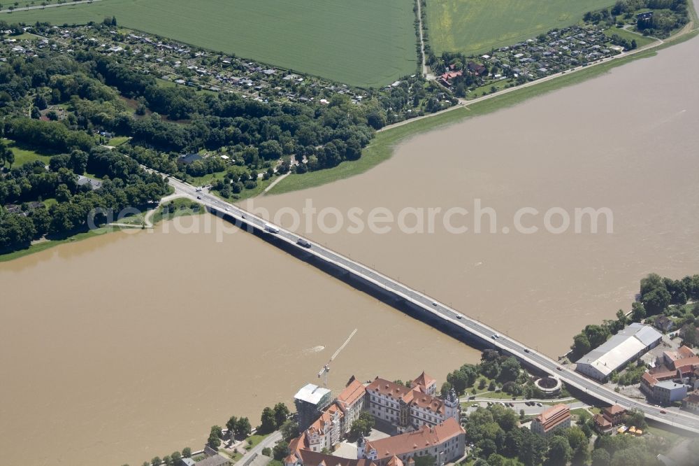 Aerial photograph Torgau - Flood disaster flood flooding the banks of the Elbe river in the countryside near Torgau in Saxony