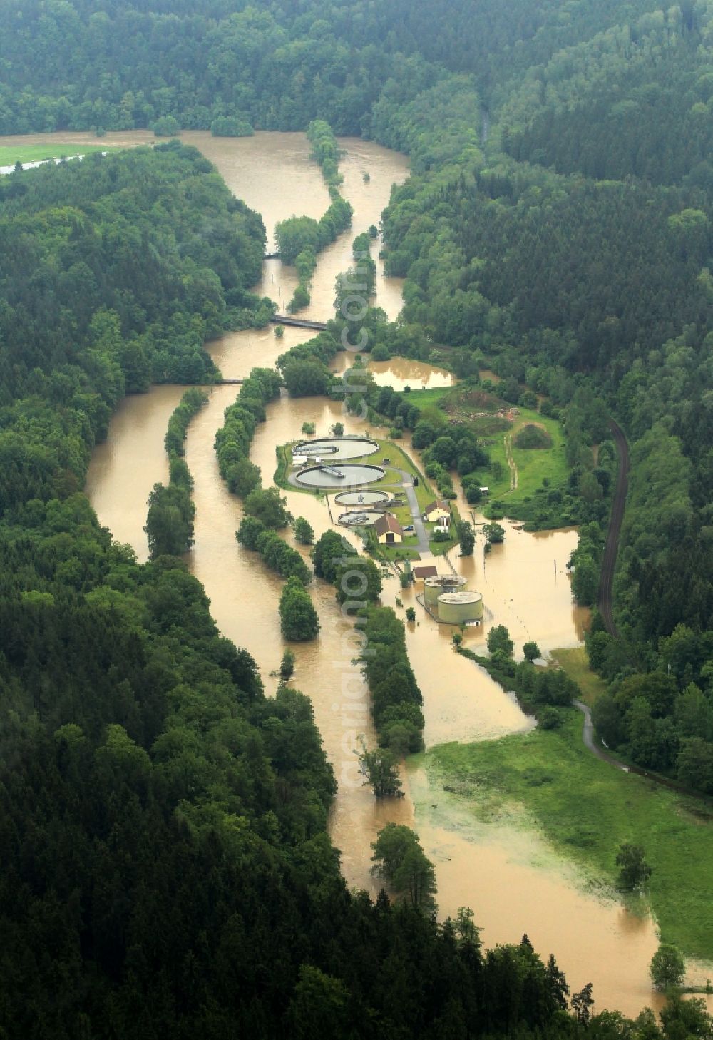 Greiz from above - Flood disaster flood flooding the banks of the river Weiße Elster and flooding of sewage / wastewater plant on the outskirts of Greiz in Thuringia